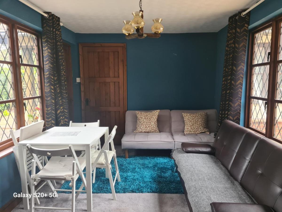 The Reading Whole Apartment With Private Lake And Gardens ภายนอก รูปภาพ