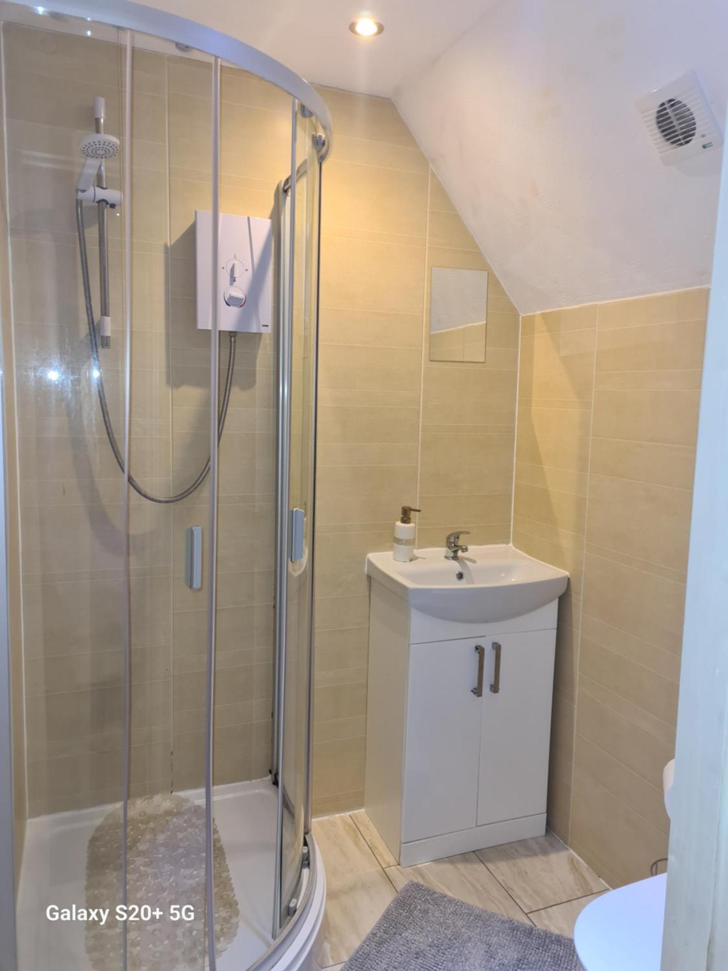 The Reading Whole Apartment With Private Lake And Gardens ภายนอก รูปภาพ